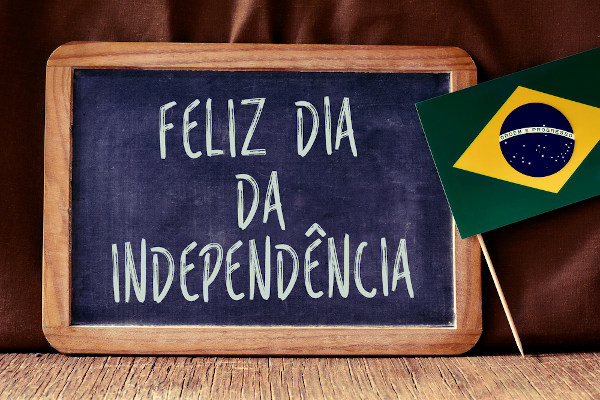 Quadro-negro com o escrito “Feliz dia da independência” e, ao seu lado, uma pequena Bandeira do Brasil