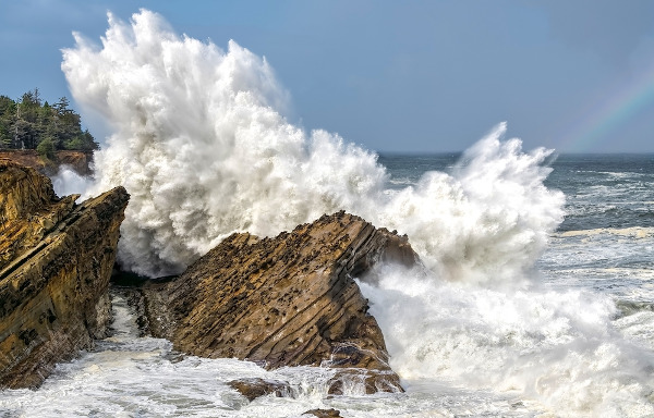 Ondas do mar batendo nas rochas da costa.