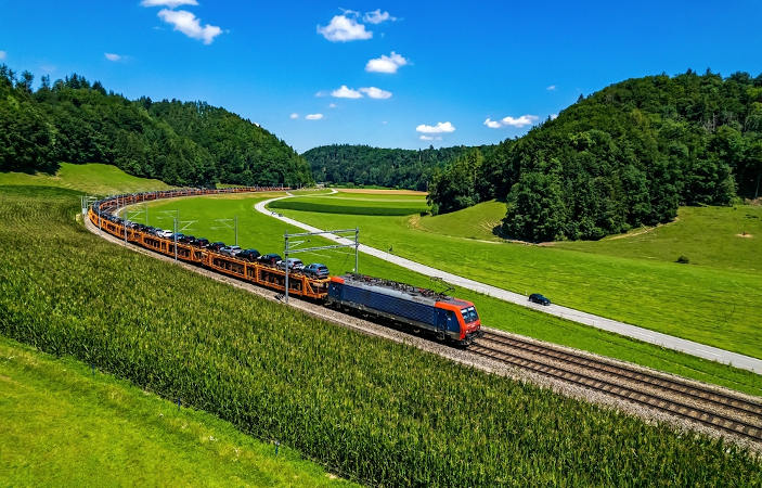 Trem em ferrovia exemplificando o transporte ferroviário