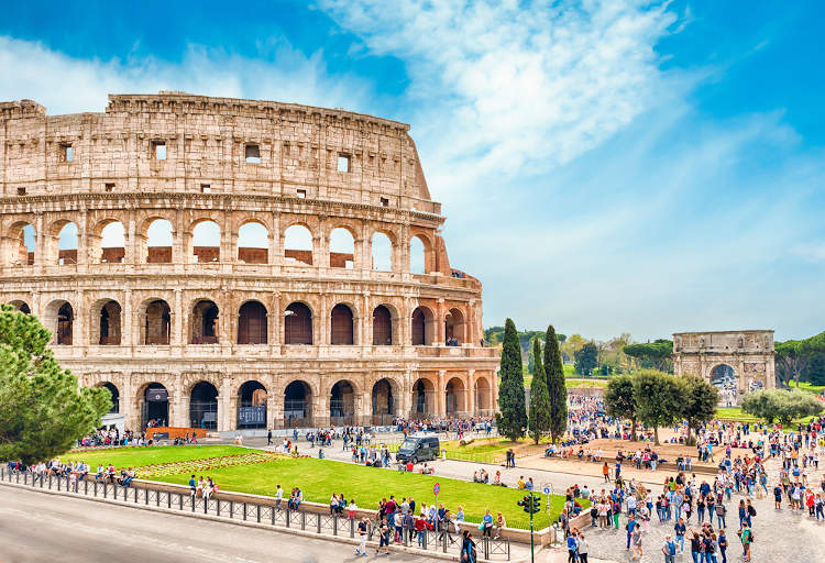 Turistas ao redor do Coliseu, em Roma, Itália.