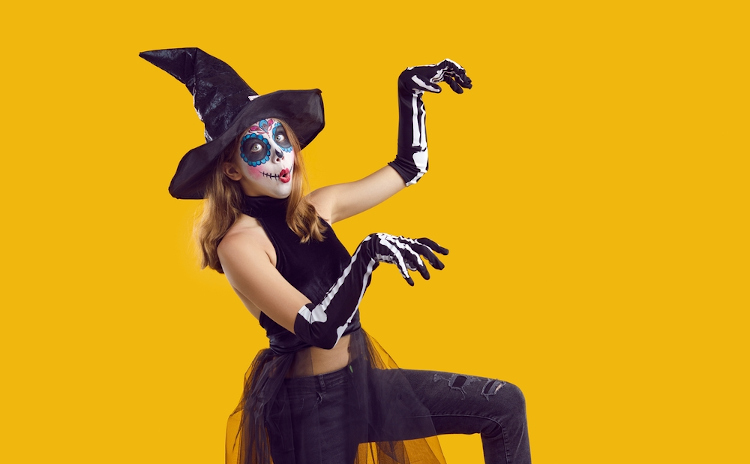 Mulher vestindo fantasia de bruxa misturada com fantasia de zumbi para celebrar o Halloween (Dia das Bruxas). 
