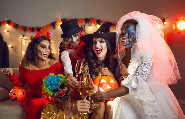 Pessoas com diferentes tipos de fantasias para celebrar o Halloween (Dia das Bruxas). 