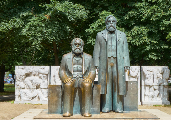 Estátuas de Karl Marx e Friedrich Engels, formuladores teóricos do comunismo.
