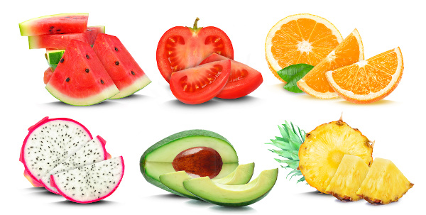 “Sandía”, “tomate”, “naranja”, “pitaya”, “aguacate” e “ananás” são exemplos de frutas em espanhol.