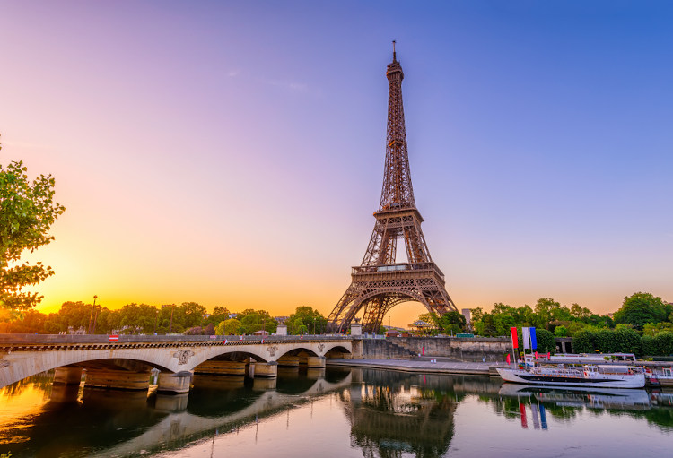 Vista da Torre Eiffel e do rio Sena, em Paris, França.