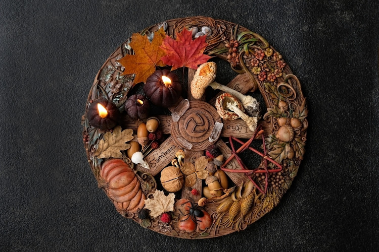 Tábua em círculo com comidas, um altar do festival celta Samhain, que deu origem ao Halloween (Dia das Bruxas).