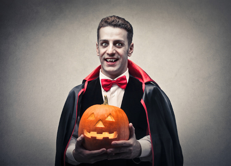 Homem vestindo fantasia de vampiro para celebrar o Halloween (Dia das Bruxas). 