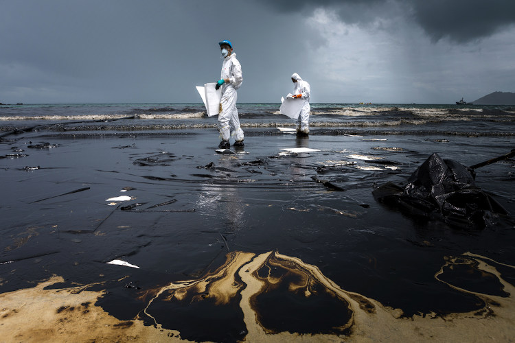 Vazamento de petróleo no litoral da Tailândia, em 2013.