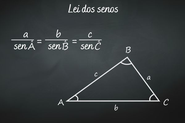 Um triângulo ABC possui os ângulos A = 30° e C = 120°. Além disso, o lado  AB desse triângulo mede 100 cm. Qual é a medida do lado AC? √3 = 1,7 -  Matemática