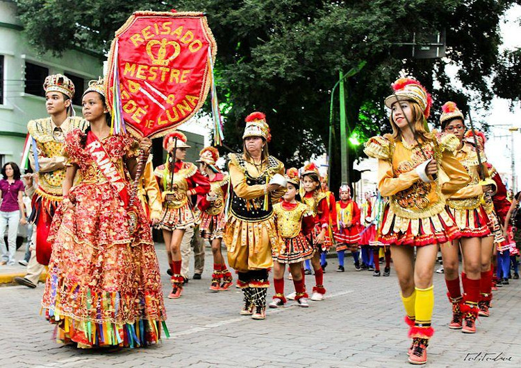 Grupo de mulheres em desfile da Folia de Reis. [2]