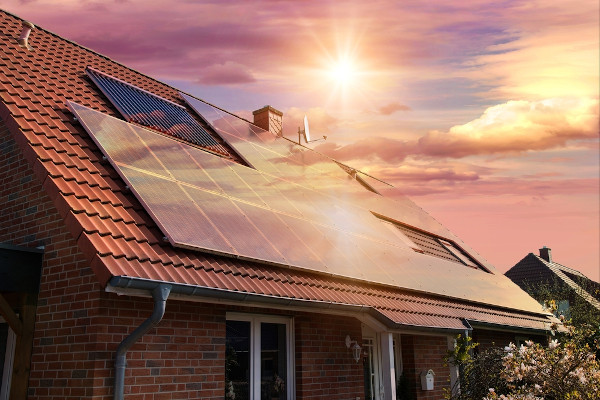 Placas solares no telhado de uma casa, exemplos de geradores elétricos.