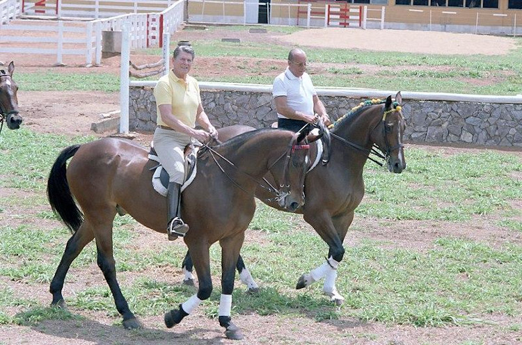 Ronald Reagan e Figueiredo cavalgando.