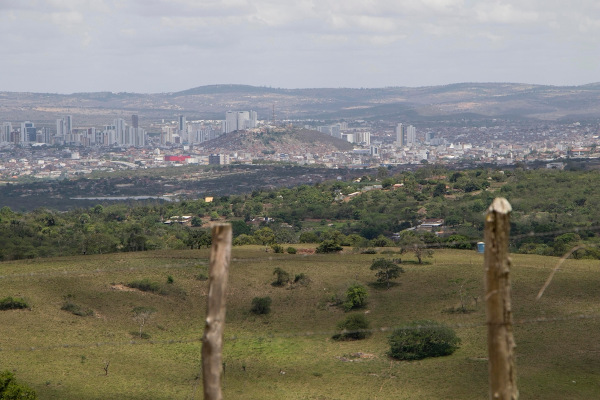 Vista da cidade de Caruaru, estado de Pernambuco, uma das cidades localizadas no agreste. [1]