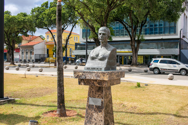 Busto em homenagem a Maria Firmina dos Reis, em São Luís, no estado do Maranhão. [1]