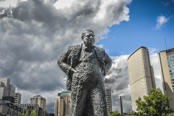Estátua de Winston Churchill de pé no memorial em sua homenagem localizado em Toronto, no Canadá.