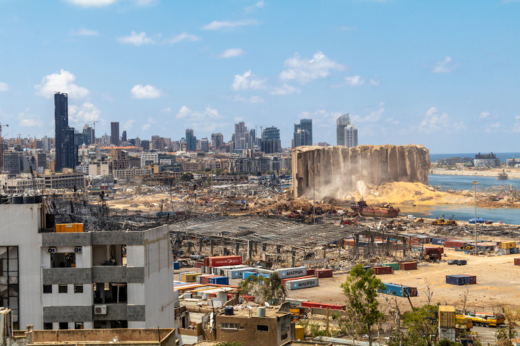 Vista aérea do porto da cidade Beirute após a explosão desencadeada por nitrato de amônio. [1]