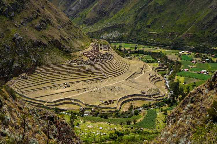 Ruínas de Llactapata, um sítio arqueológico que pode ser observado no caminho da Trilha Inca para Machu Picchu.