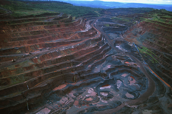  Vista superior da maior mina de minério de ferro do mundo, localizada em Carajás, no sudoeste do estado do Pará. [1]