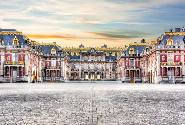 Vista frontal do Palácio de Versalhes, um símbolo do absolutismo.