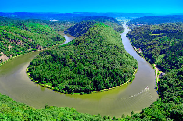 Vista superior do curso de um rio, um dos elementos estudados na hidrografia, na Alemanha.