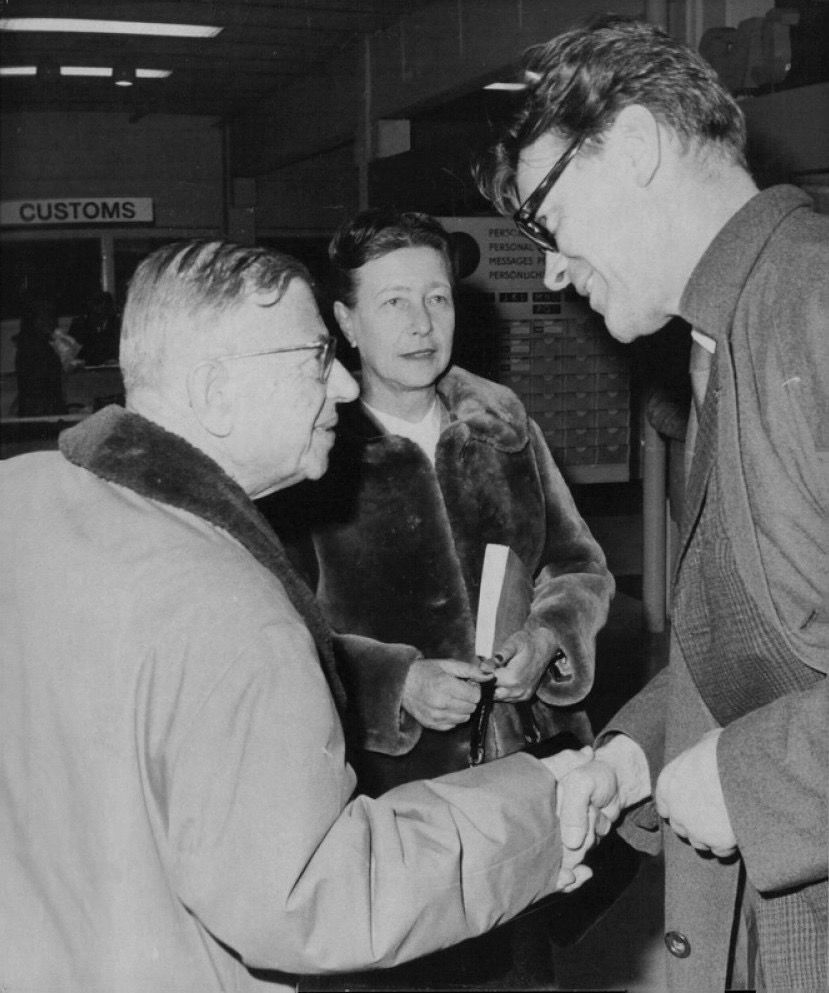 Simone de Beauvoir e Jean-Paul Sartre sendo recebidos por Dr. John Tankman para uma reunião sobre a Guerra do Vietnã, em 1967.