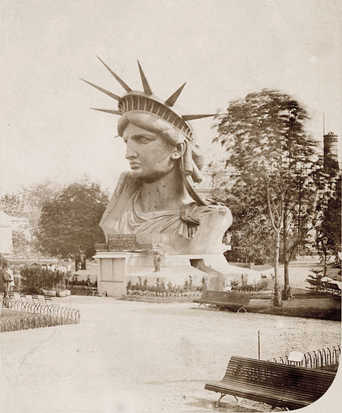 Cabeça da Estátua da Liberdade exposta em uma praça em Paris.