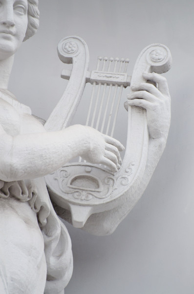 Representação da lira, um instrumento musical da Antiguidade e de onde vem o termo “lírico”.