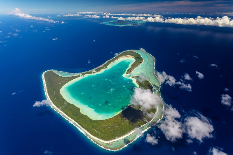 Vista aérea de um atol presente no oceano Pacífico.
