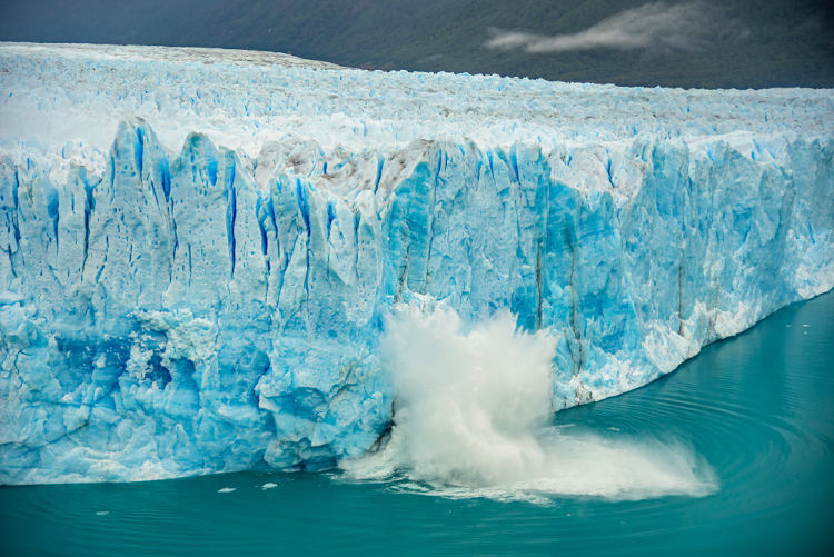 Fratura em uma geleira formando um iceberg.