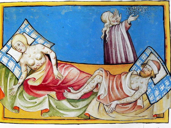 Ilustração de duas pessoas deitadas com feridas no corpo, uma das dez pragas; atrás delas, Moisés jogando cinzas para o alto.