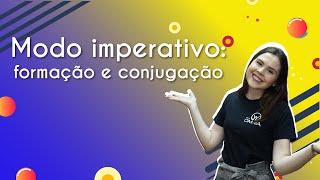 Professora ao lado do texto"Modo imperativo: formação e conjugação".