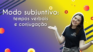Professora ao lado do texto"Modo subjuntivo: tempos verbais e conjugação".