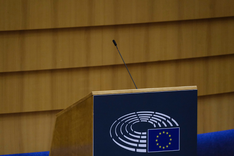 Pódio do Parlamento Europeu, uma das principais instituições da União Europeia.