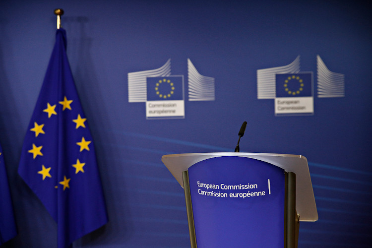 Pódio da Comissão Europeia, uma das principais instituições da União Europeia.