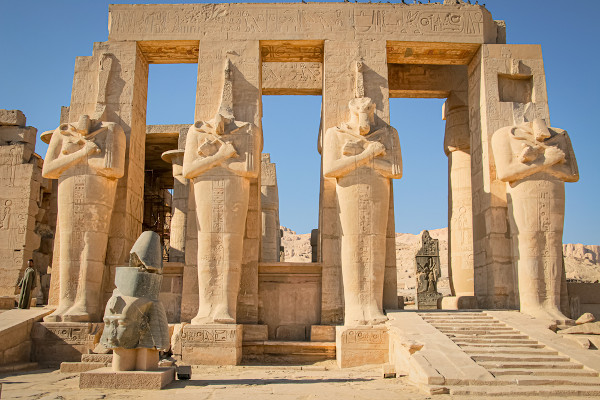 Ruínas do templo funerário do faraó Ramsés II, uma obra da arte egípcia.