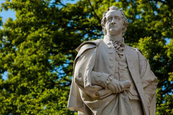 Estátua de Johann Wolfgang von Goethe, um dos principais nomes do romantismo.