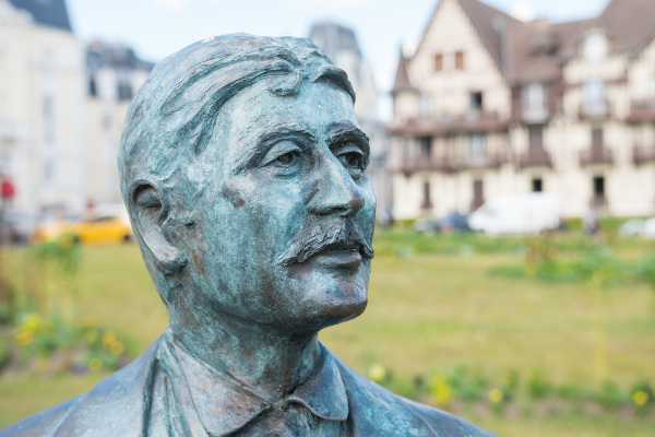 Estátua de Marcel Proust, um dos escritores mais conhecidos do século XX.
