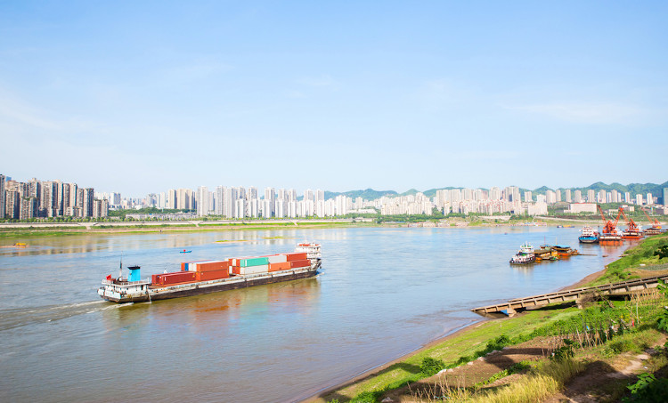 Navio de carga atravessando a hidrovia do rio Yangtzé, na China.