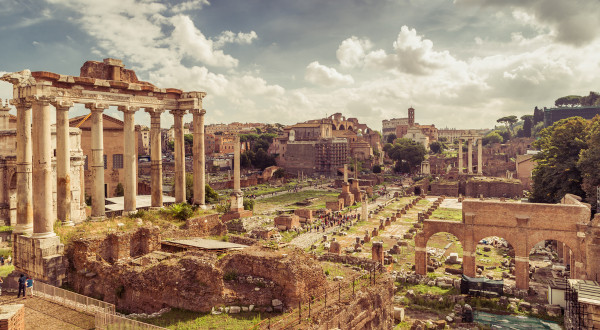 Panorama das ruínas do Fórum Romano, uma das construções do Império Romano, em Roma, na Itália.