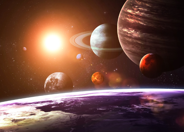 Planetas do Sistema Solar (Mercúrio, Vênus, Terra, Marte, Júpiter, Saturno, Urano e Netuno) orbitando em torno do Sol.