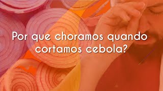 Escrito"Por que choramos quando cortamos cebola?" sobre imagem do professor chorando e várias cebolas cortadas.