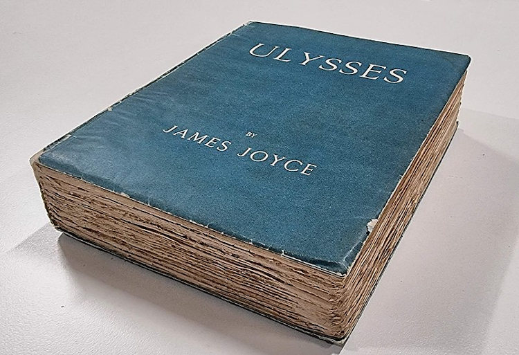 Foto da primeira edição da obra “Ulysses”, de James Joyce, lançada em 1922.