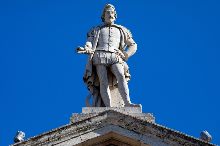 Estátua de Gil Vicente, o principal representante português do humanismo na literatura.