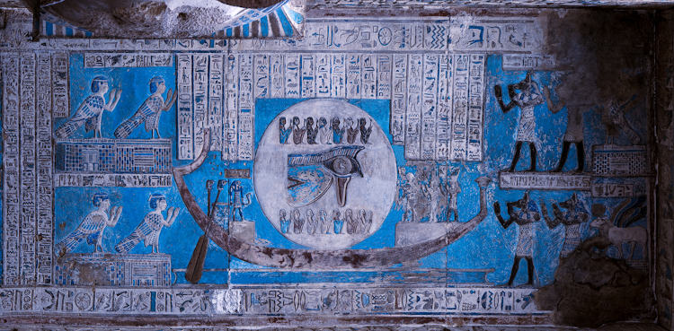 Olho de Hórus, com outras figuras ao redor, gravado em um dos templos de Dendera, no Egito.