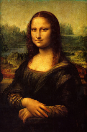 Pintura do perfil de uma mulher da cintura para cima, com sorriso tímido, feita por Leonardo da Vinci, chamada de Mona Lisa.