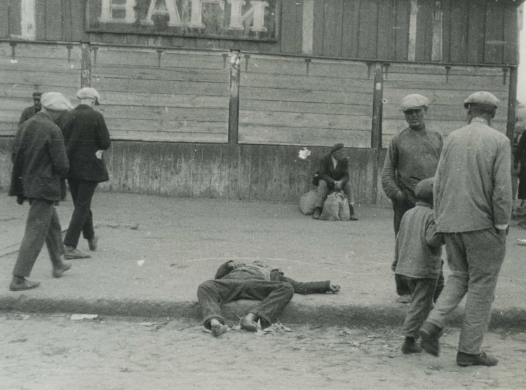 Foto de um homem caído em uma rua na Ucrânia, durante o Holodomor.