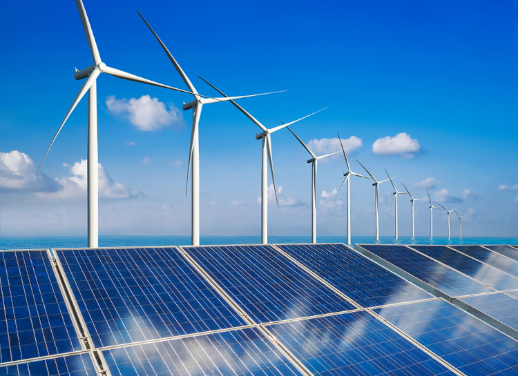 Turbinas eólicas próximo a painéis solares, combinação entre energia eólica e energia solar.