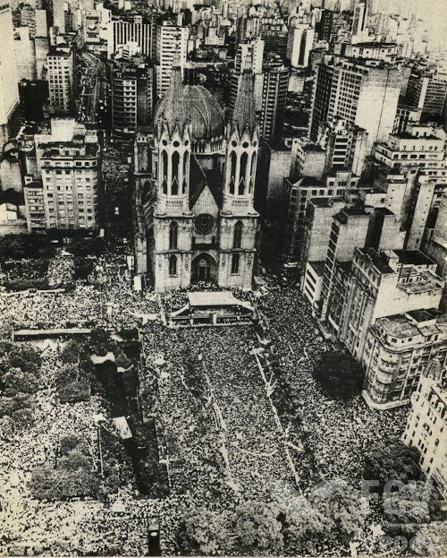 Comício do movimento Diretas Já em São Paulo, na Praça da Sé, 1984. (Créditos: FGV CPDOC / reprodução)
