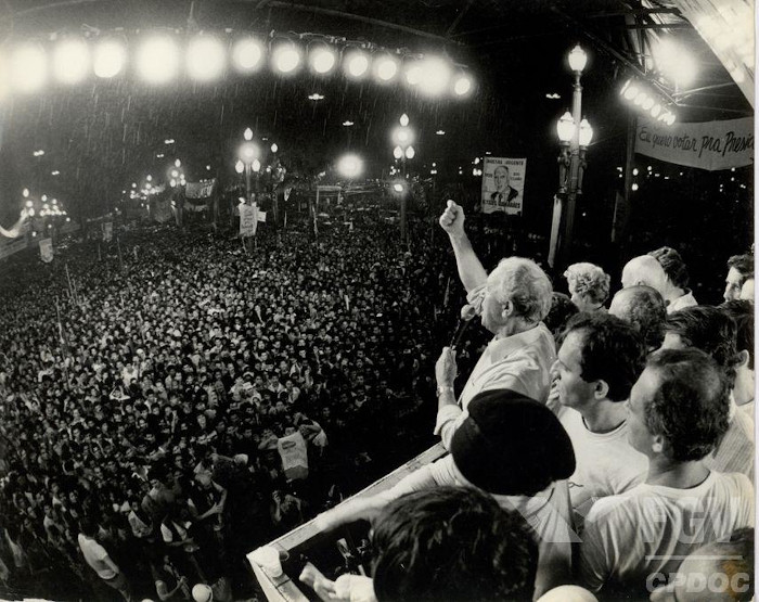 Em comício em São Paulo, Franco Motoro (ao microfone) discursa para multidões (1984). (Créditos: FGV CPDOC / reprodução)