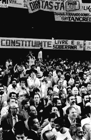Na imagem, uma das manifestações do movimento Diretas Já, em Brasília, dentro do plenário da Câmara dos Deputados, em 1984.